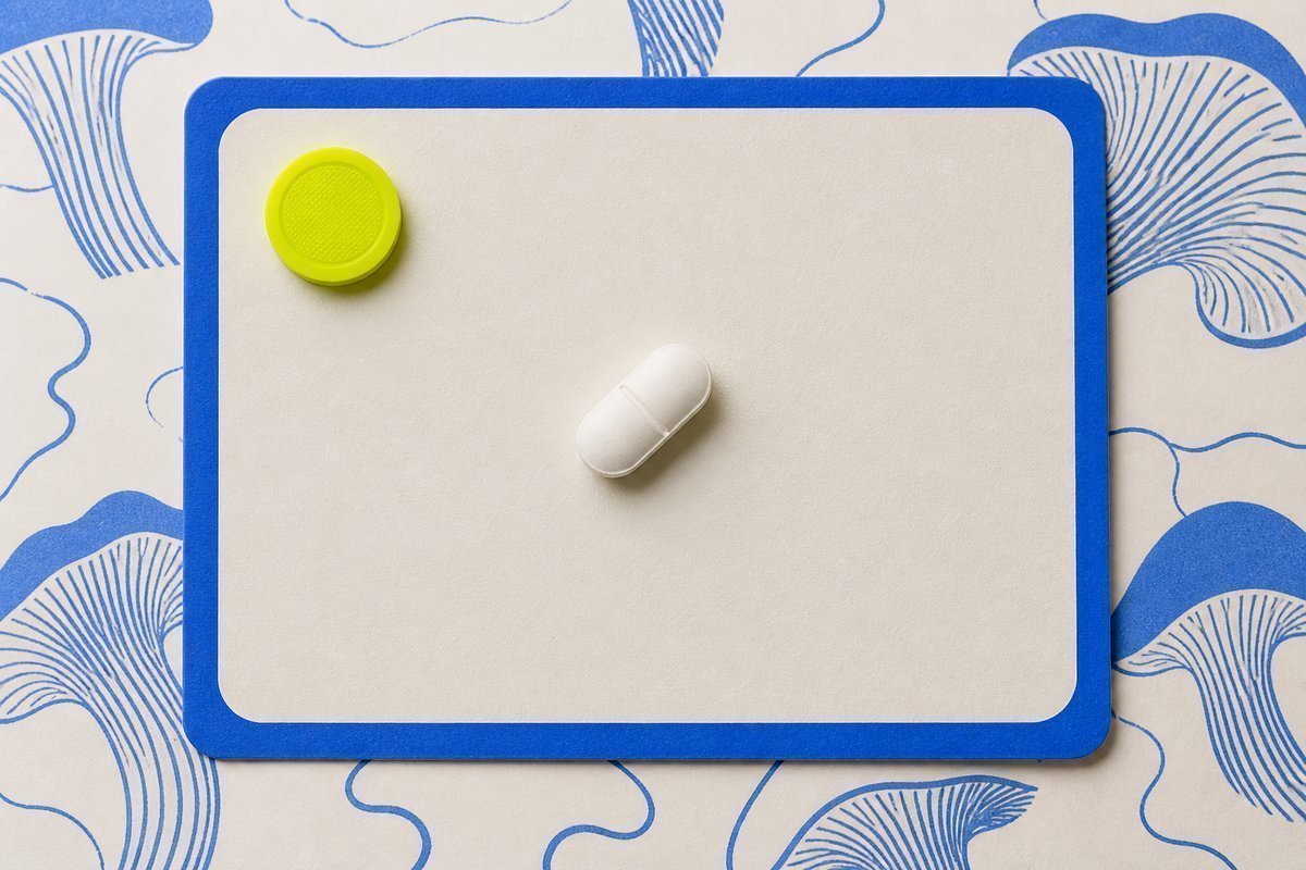 Bone review card, cobalt edge, lime chip: 20 mg tablet on a bone ACE card