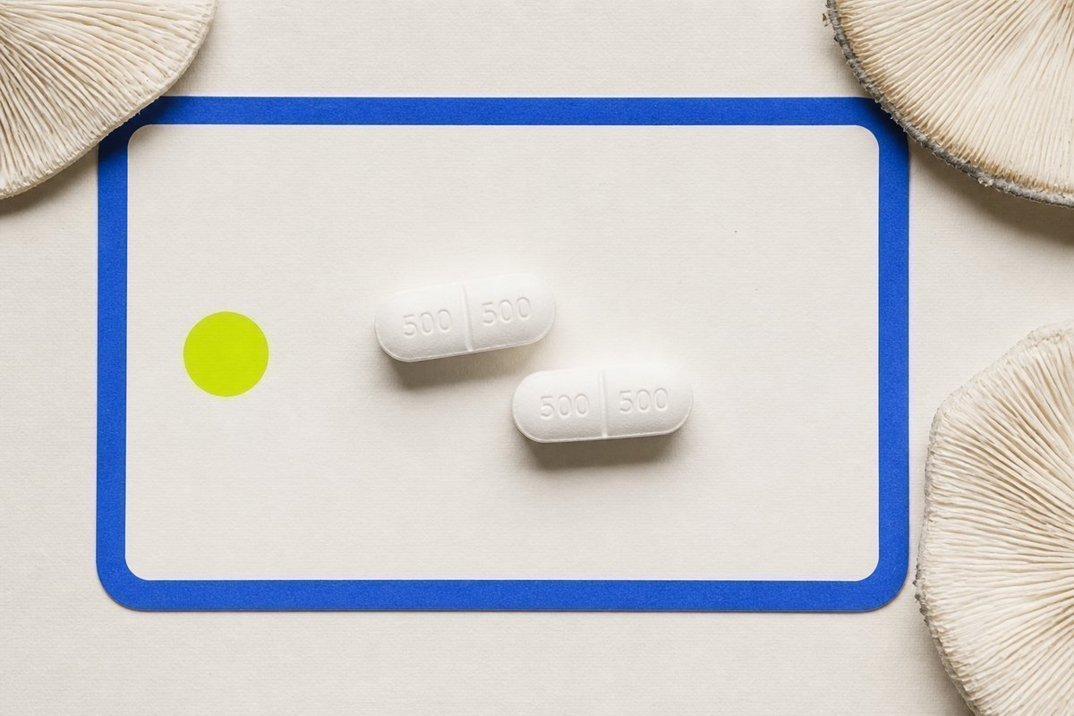 Bone review card, cobalt edge, lime chip: 500 mg tablets on a short spasm card